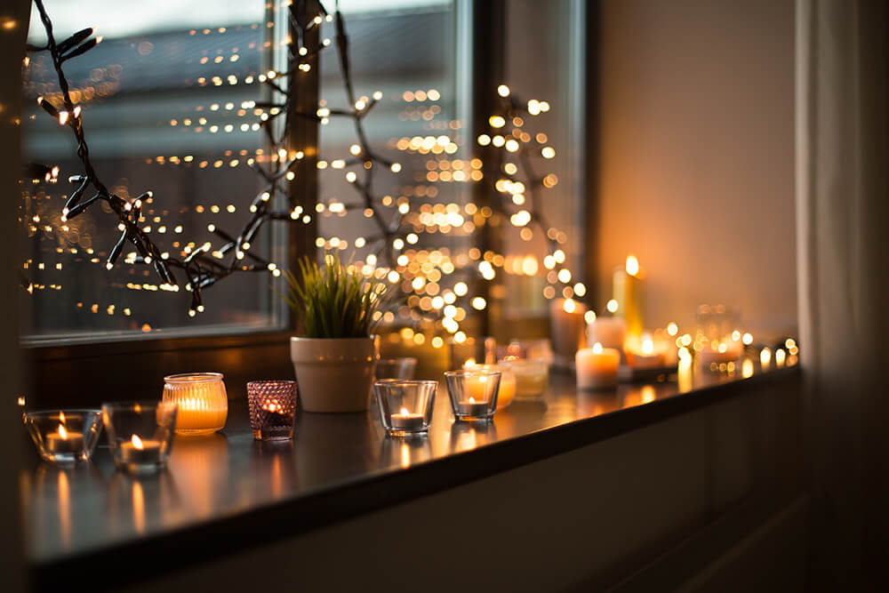 Lampki LED - ozdoby na co dzień i od święta. 6 sposobów na oświetlenie dekoracyjne do domu i ogrodu 7 Nastrojowe oświetlenie i dekoracja okna lampkami led.