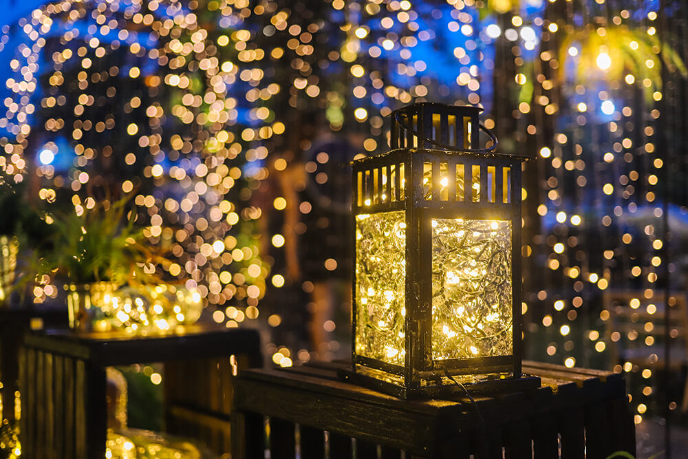 Lampki LED - ozdoby na co dzień i od święta. 6 sposobów na oświetlenie dekoracyjne do domu i ogrodu 12 Wiszące girlandy z lampek led, wraz z umieszczeniem oświetlenia w starych lampach.