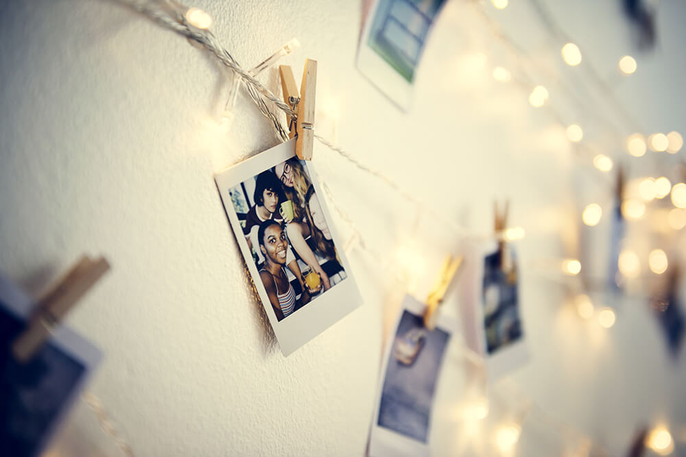 Lampki LED - ozdoby na co dzień i od święta. 6 sposobów na oświetlenie dekoracyjne do domu i ogrodu 3 Podświetlane lampkami led zdjęcia, to wspaniała ozdoba każdego pokoju nastolatka.