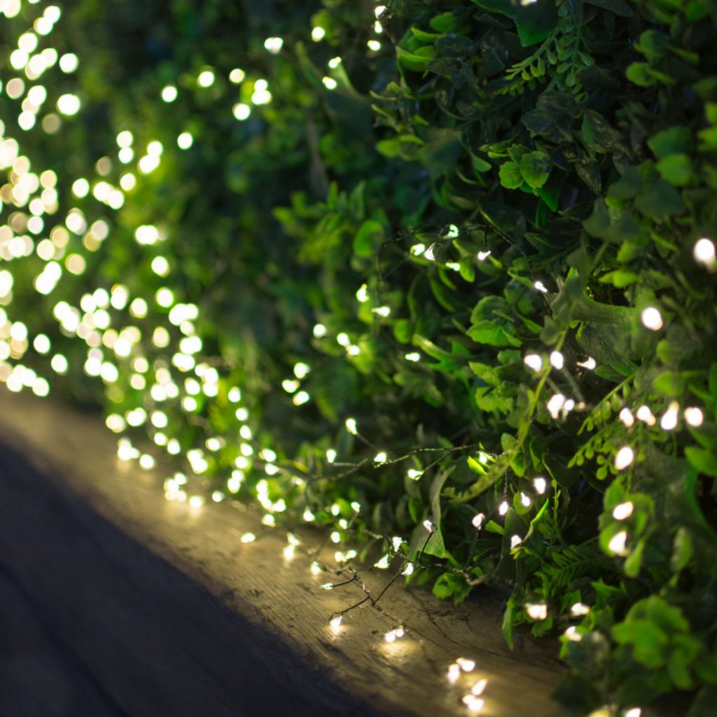 Lampki LED - ozdoby na co dzień i od święta. 6 sposobów na oświetlenie dekoracyjne do domu i ogrodu 11 Wnętrze wraz ze sztucznymi ozdobami można dopełnić lampkami led.