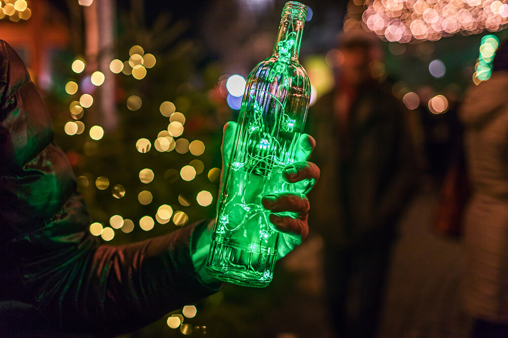 Lampki LED - ozdoby na co dzień i od święta. 6 sposobów na oświetlenie dekoracyjne do domu i ogrodu 5 Butelka wypełniona lampkami led to dekoracja sama w sobie.