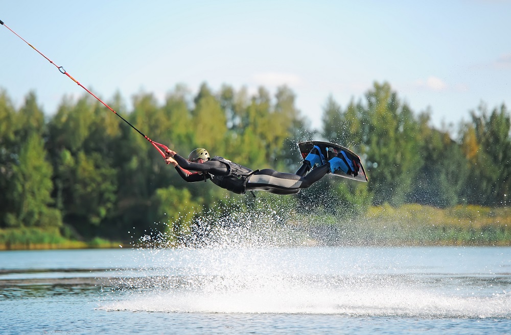 Człowiek pływający na wakeboardzie