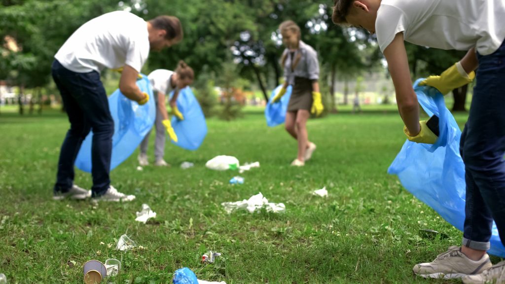 zbieranie-śmieci-trawnik-ludzie