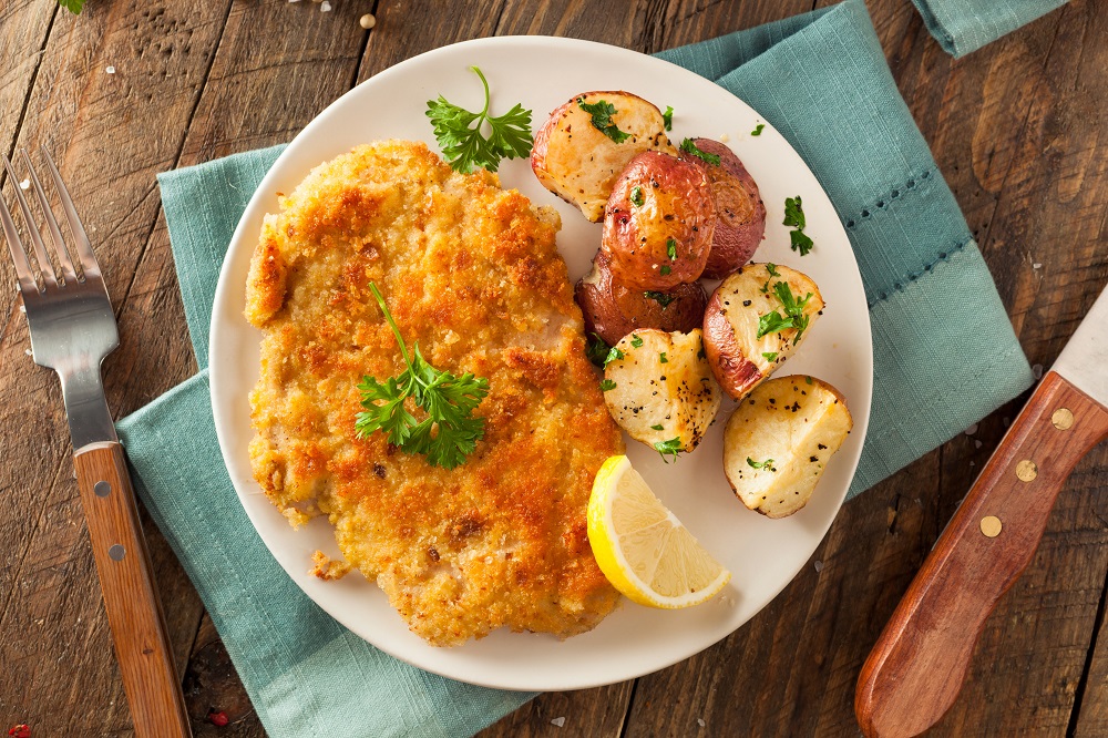 Świąteczne menu - czego nie może zabraknąć na świątecznym stole 4 Kotlet i ziemniaki na talerzu