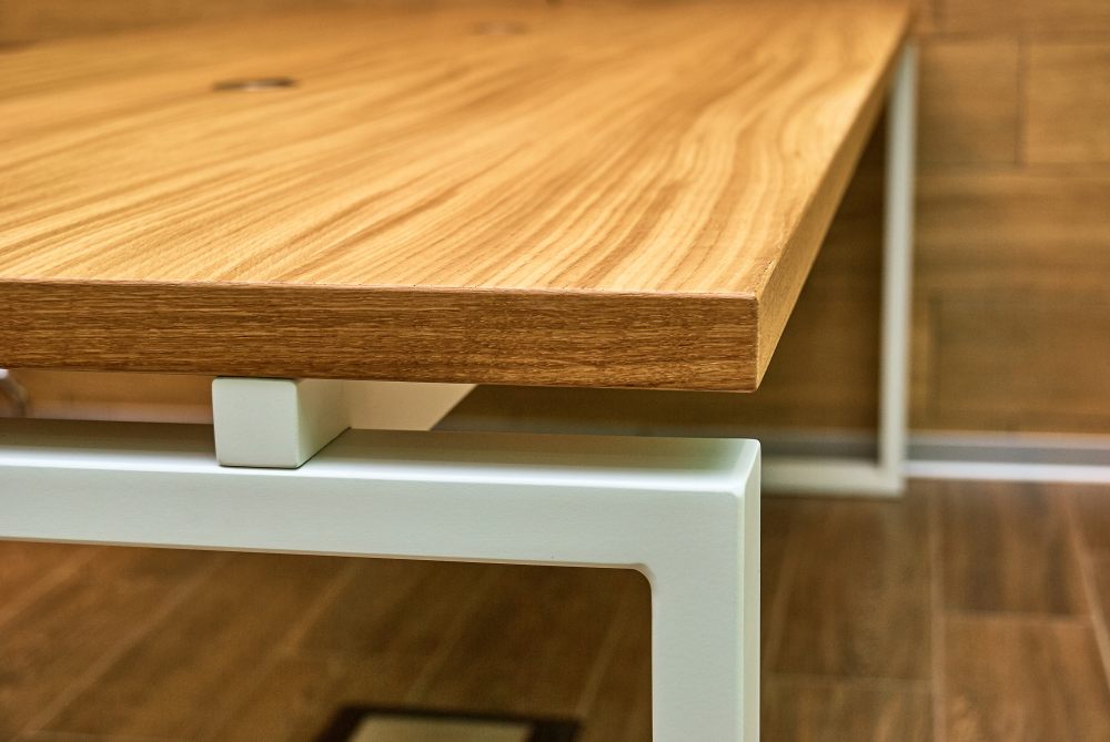 Stół z drewnianym blatem i metalowymi nogami