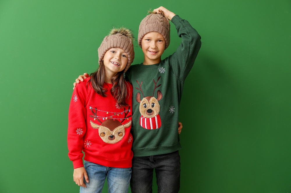 Dzieci w świątecznych swetrach z reniferem