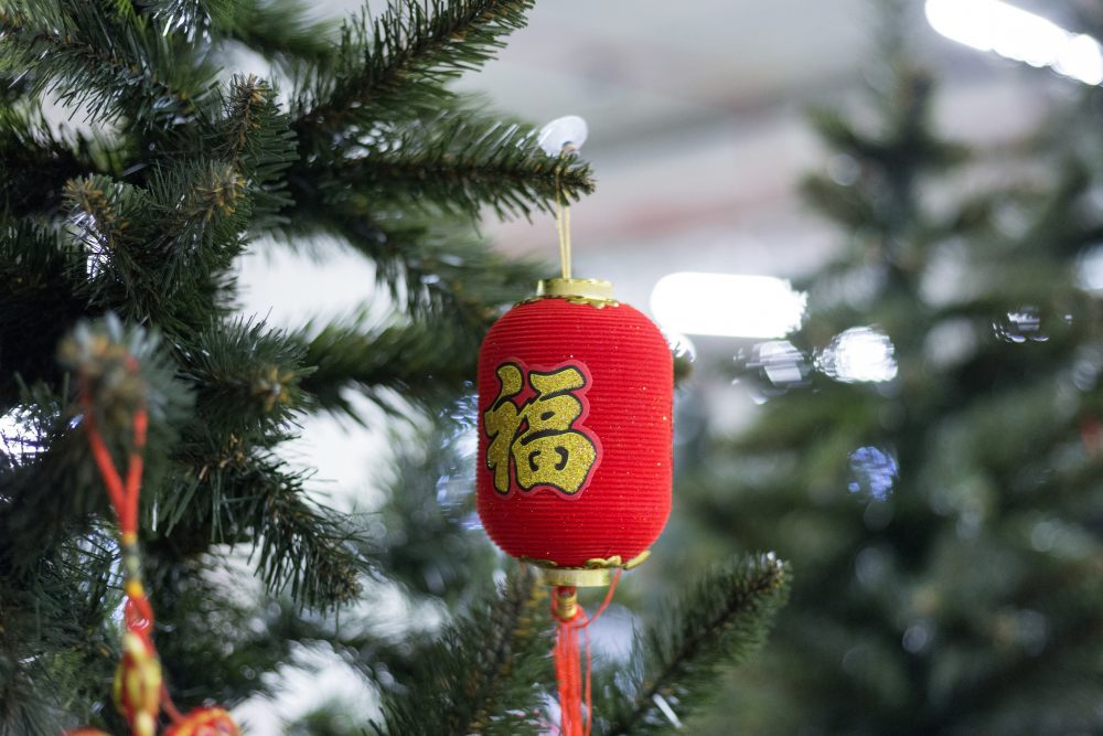Jak ustawić i udekorować choinkę, aby wzmocnić dobrą energię na święta? Kilka zasad ze świata feng shui. 22 choinka-feng-shui-lampion