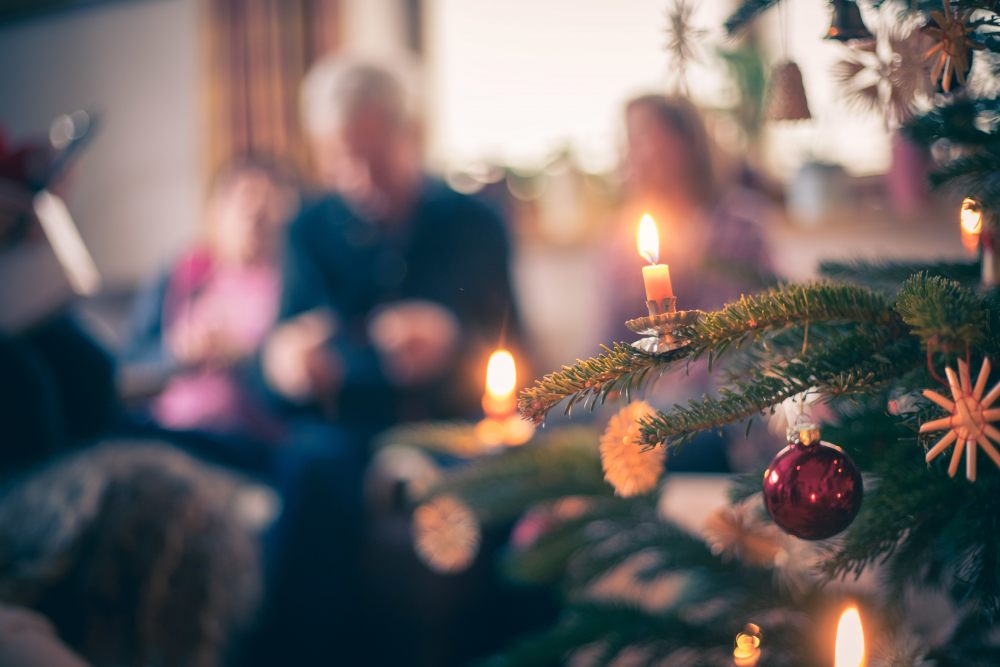 Jak ustawić i udekorować choinkę, aby wzmocnić dobrą energię na święta? Kilka zasad ze świata feng shui. 20 choinka-swieczki-ogien-pozar-2