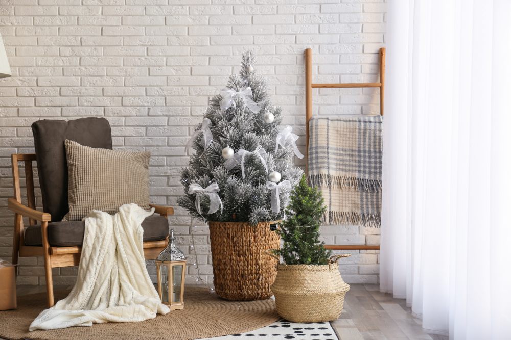Jak ustawić i udekorować choinkę, aby wzmocnić dobrą energię na święta? Kilka zasad ze świata feng shui. 14 mala-choinka-choinki