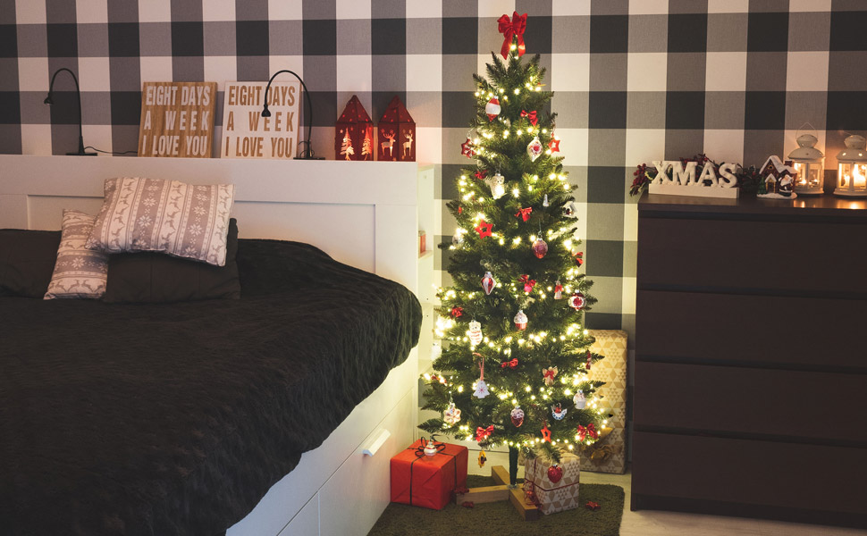 Jak ustawić i udekorować choinkę, aby wzmocnić dobrą energię na święta? Kilka zasad ze świata feng shui. 10 najlepsze-ustawienie-choinki-feng-shui