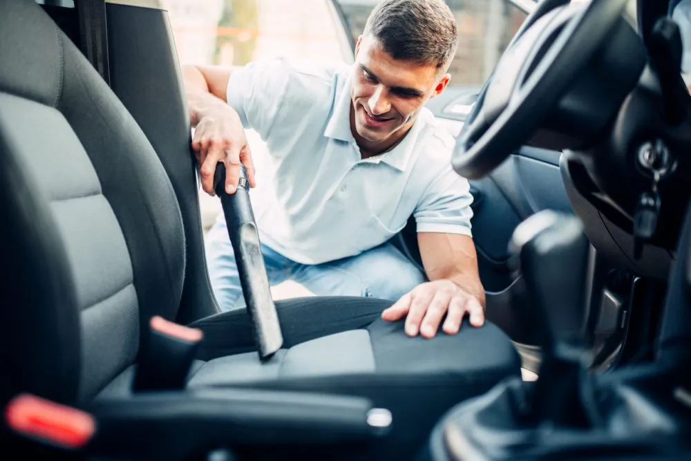 Wiosenne porządki - top 10 podpowiedzi, jak zadbać o swoje mieszkanie na Wielkanoc 3 mezczyzna-sprzata-auto-podczas-wiosennych-porzadkow