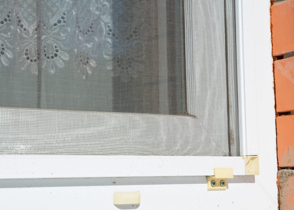 uszczelka-szczotkowa-przyda-sie-do-moskitiery-montowanej-na-oknie