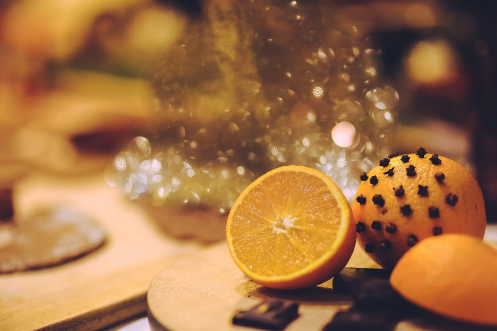 pomarancza-z-gozdzikami-wprowadza-niezpomniany-korzenno-cytrusowy-aromat-swiat