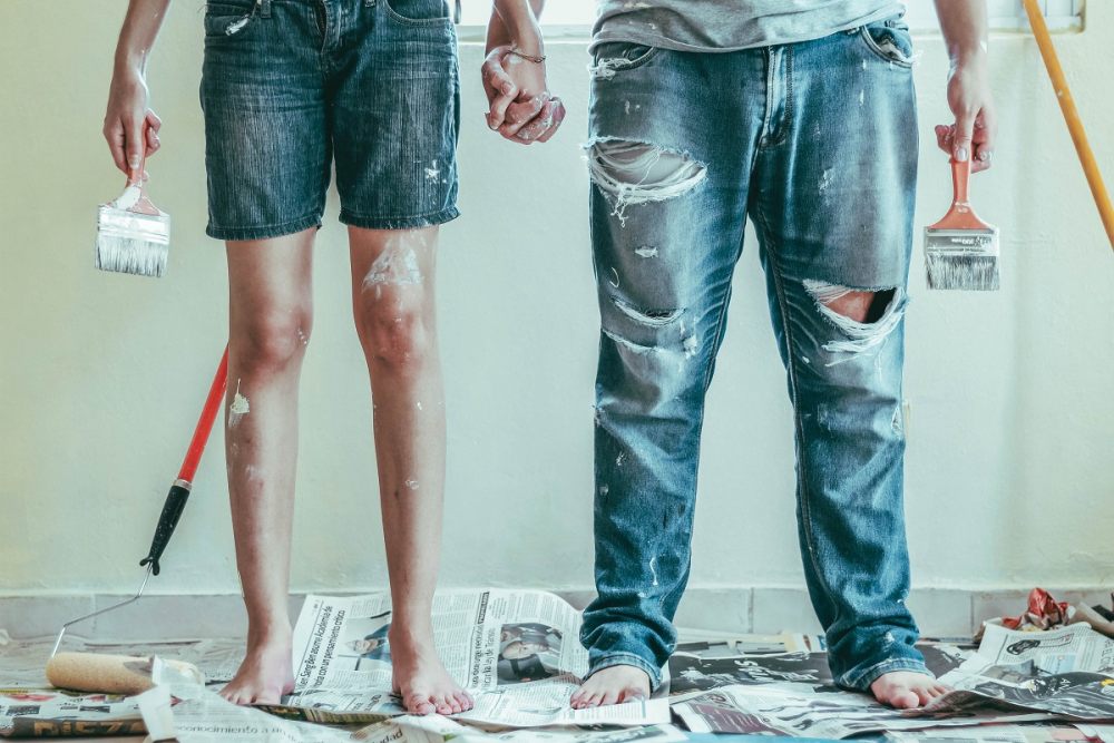 Dwie osoby trzymają się za ręce podczas remontu łazienki